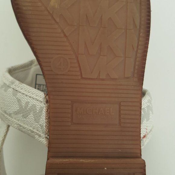 Girl's MICHAEL KORS MK Logo Plate White Thong Sandals Size 4 - Picture 11 of 13